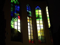 St.Elisabeth Darmstadt Schöpfungsfenster des Künstlers Markus Hau von 2019. Ausführung Glastechnik RheinMain unter Leitung von Hans Grobbauer